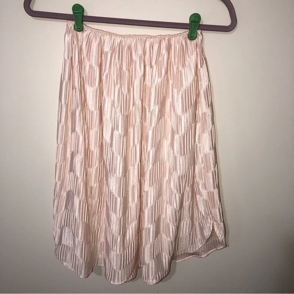 Vintage Half Slip Size M Made in USA Blush Peach Pink Crinkle Texture - Picture 2 of 8